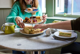 Afternoon Tea Lifestyle TEA Xmas 20240847 Webres